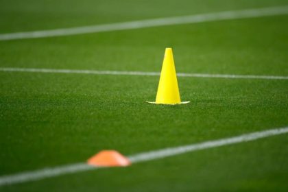 ep_material_de_entrenamiento_deportivo_en_un_campo_de_futbol
